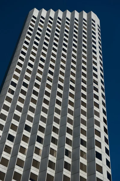 Wysoki wzrost wieżowiec położony w centralnej dzielnicy biznesowej — Zdjęcie stockowe