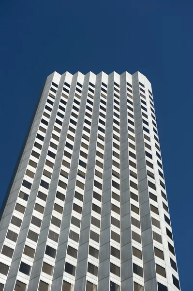 Felhőkarcoló magas fizetésemelés épület — Stock Fotó