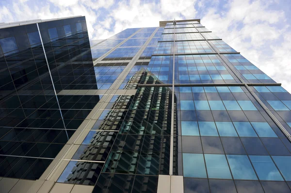 Grattacielo in aumento nel quartiere centrale degli affari — Foto Stock