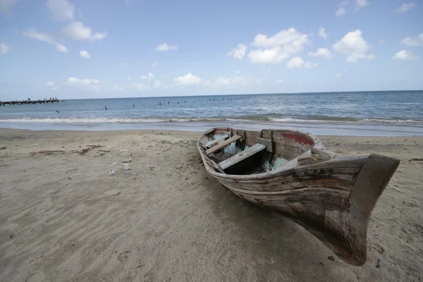 Holzboot am Strand. lizenzfreie Stockbilder