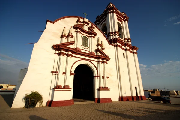 Church in the village Huanchaco, north Peru. — Zdjęcie stockowe