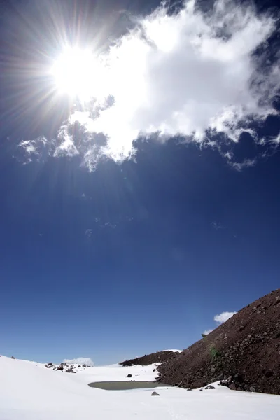 Iluminação solar nas montanhas altas. Equador . — Fotografia de Stock