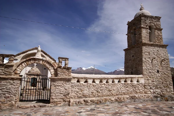 Köy sajama, Bolivya taş kilisede. Güney Amerika. — Stok fotoğraf