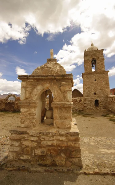Wieże z kamienia Kościół w sajama, Boliwia. — Zdjęcie stockowe