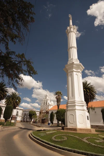 Plaza con columna blanca en Sucre, Bolivia . — Foto de Stock