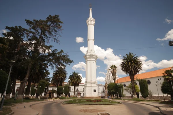 Plaza con columna blanca en Sucre, Bolivia . Imagen De Stock