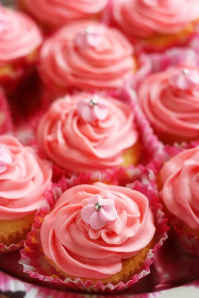 pembe fondan buzlanma ile cupcakes