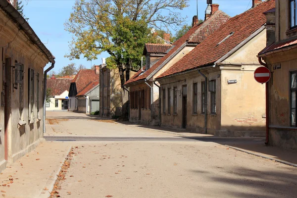 Улица в городе Кулдига в Латвии — стоковое фото