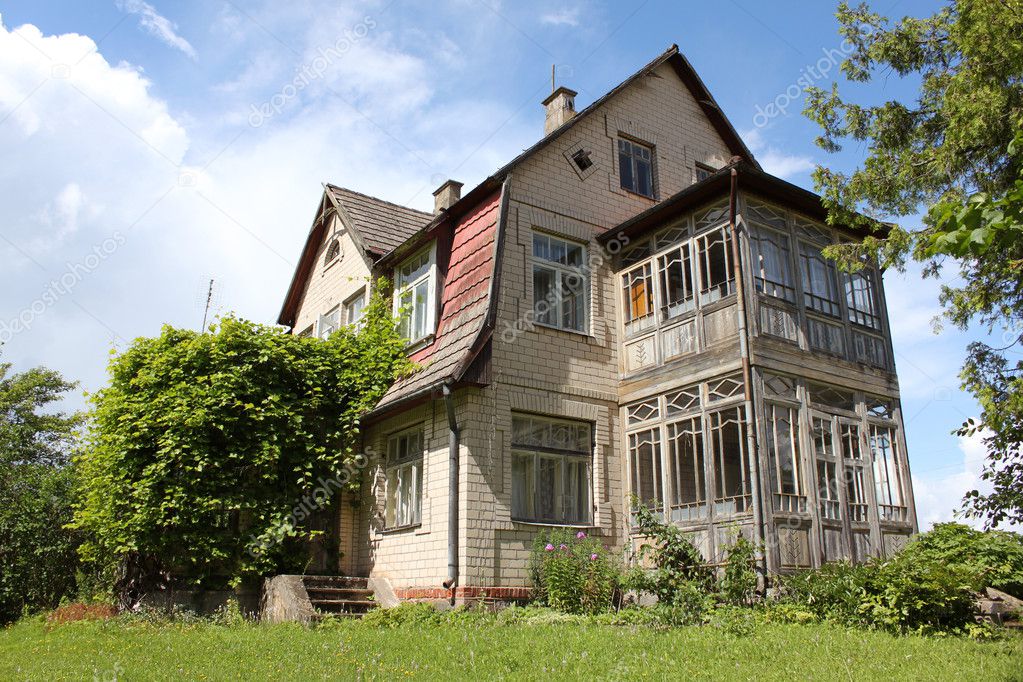 Altes Haus im Dorf — Stockfoto © Anoli50 11812690