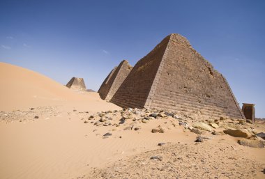 Bayuda (Sahara) çölde piramitleri