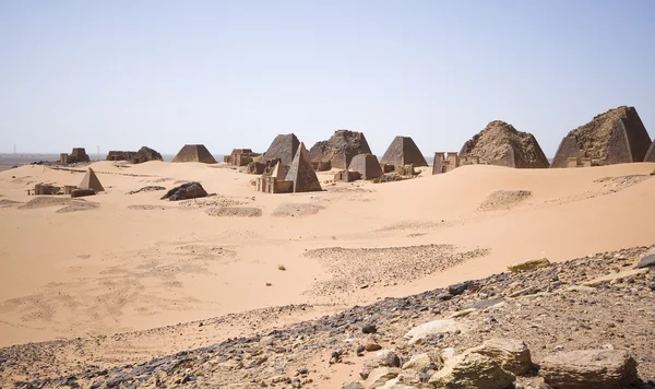 Piramidy na pustyni — Zdjęcie stockowe