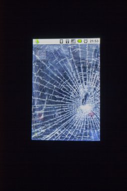 kırık ekran telefon
