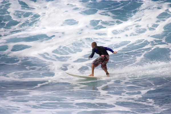 Surfer in spinachtige golven — Stockfoto
