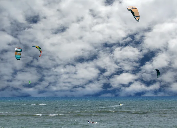 Kiteboard segelt am Himmel über maui, hawaii — Stockfoto