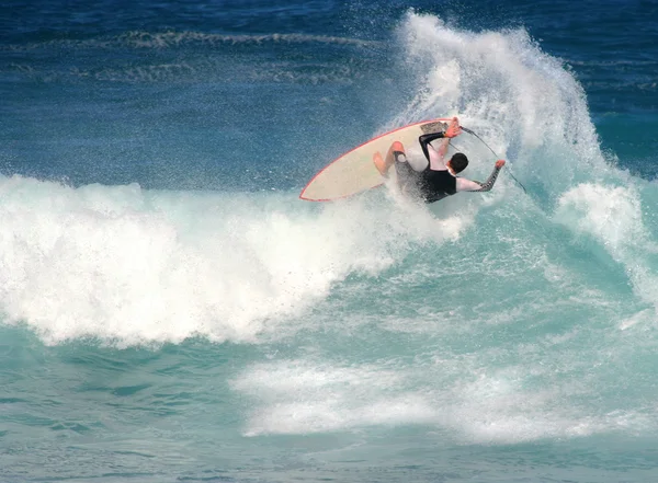 Le surfeur est horizontal en vagues Photos De Stock Libres De Droits
