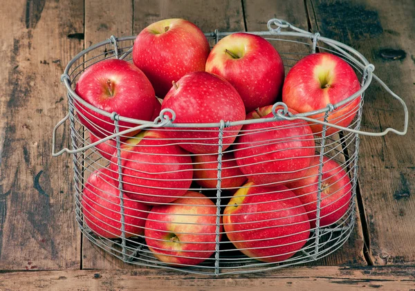 籠の中のリンゴ — ストック写真
