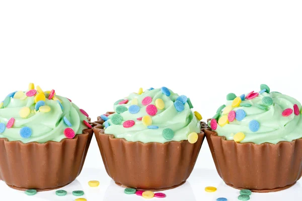Cupcakes au chocolat coloré sur blanc — Photo