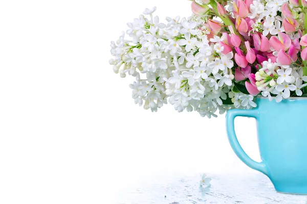 Flores silvestres em um copo azul claro — Fotografia de Stock