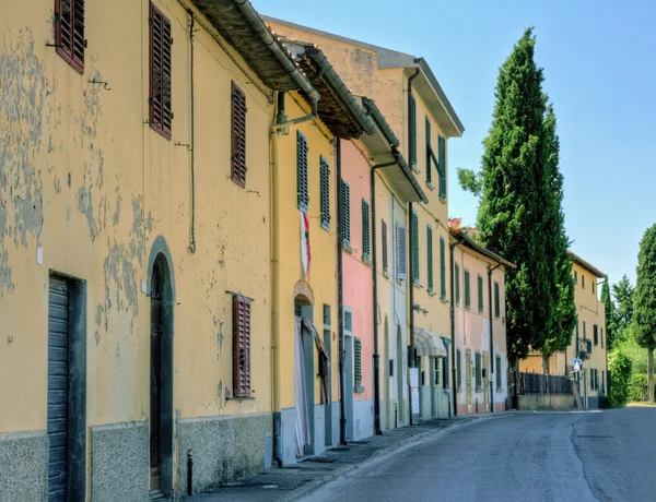 Italiensk småstad Visa med en cypress träd — Stockfoto