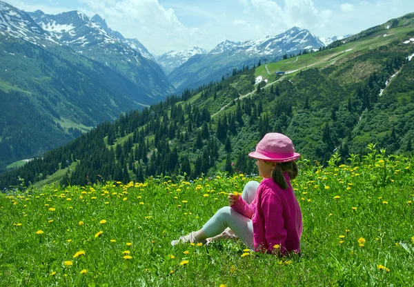 Liten flicka på alpina ängar — Stockfoto