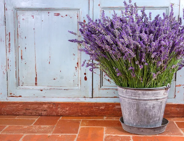 Lavendelstrauß in rustikalem Ambiente Stockfoto