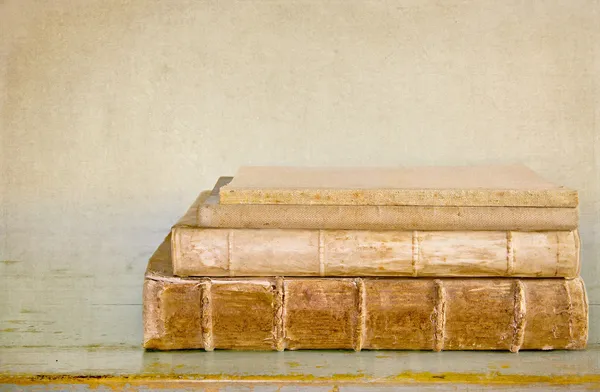 Antiguos libros antiguos sobre una mesa de madera — Foto de Stock