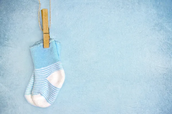 Skarpety blue baby na teksturowanej tło — Zdjęcie stockowe