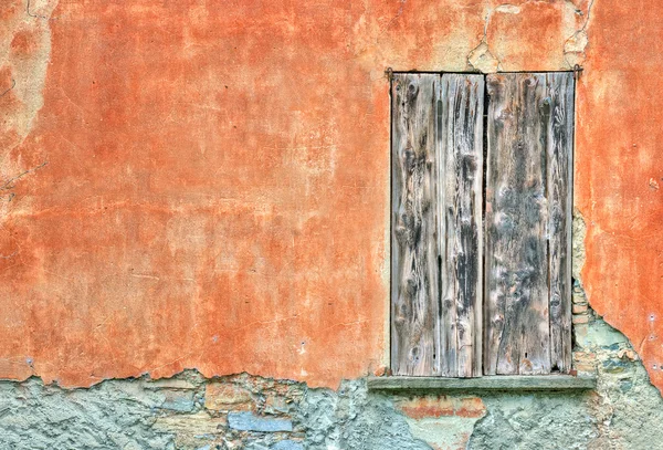 Régi ajtó egy narancssárga fal — Stock Fotó