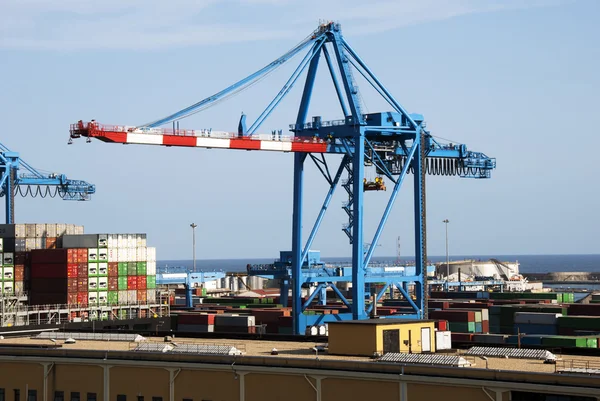 Embarcación de contenedores en puerto — Foto de Stock