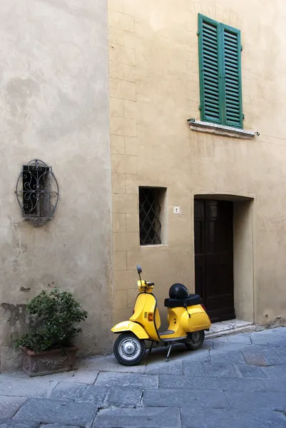 Желтый скутер — стоковое фото
