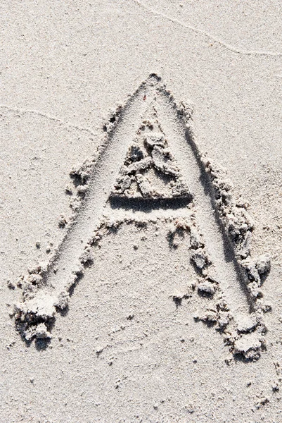 Алфавит песчаного пляжа: буква А — стоковое фото