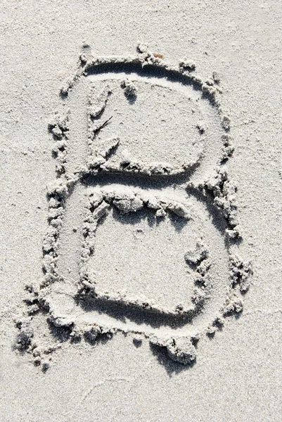 Sand beach alphabet: letter B — Stock Photo, Image