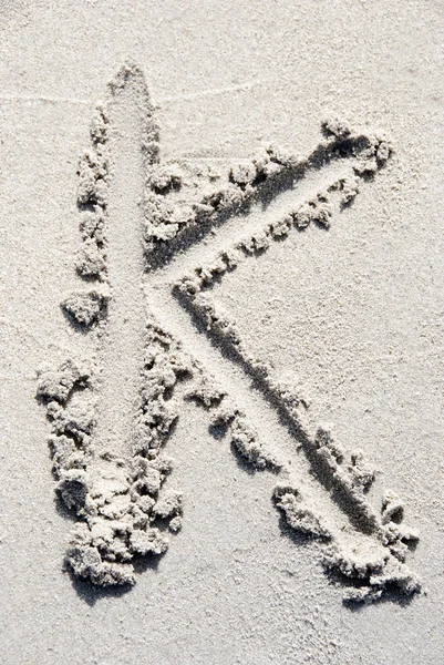 Kum plaj alfabesi: Harf K — Stok fotoğraf
