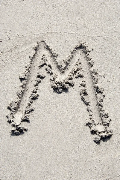 Sandstrand alfabetet: bokstaven M — Stockfoto
