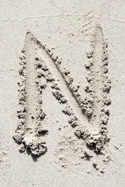 Sandstrand-Alphabet: Buchstabe n — Stockfoto