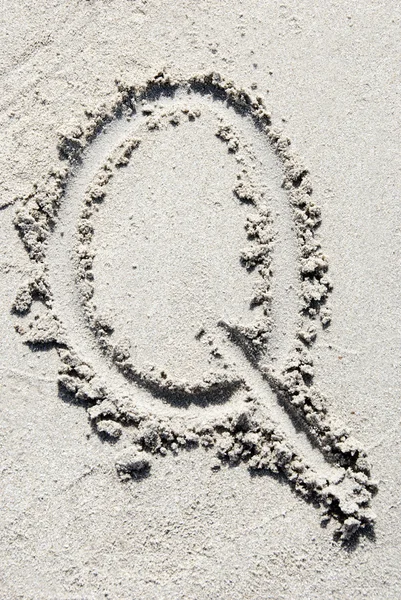 Алфавит песчаного пляжа: буква Q — стоковое фото