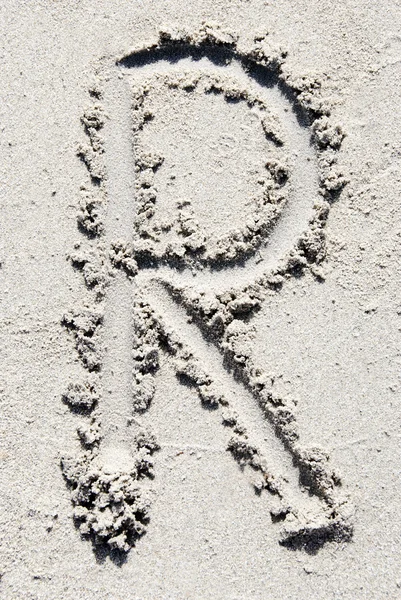 Sandstrand alfabetet: bokstaven R — Stockfoto