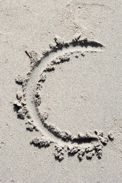 Алфавит песчаного пляжа: буква C — стоковое фото