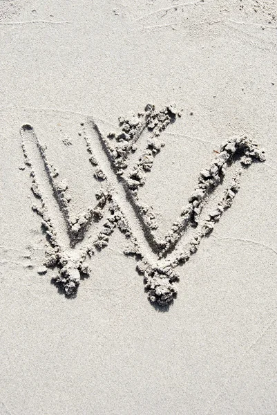 Alphabet plage de sable : lettre W — Photo