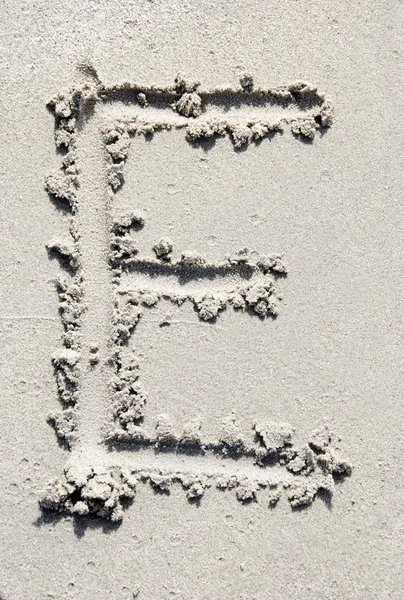 Alfabeto de playa de arena: Letra E —  Fotos de Stock