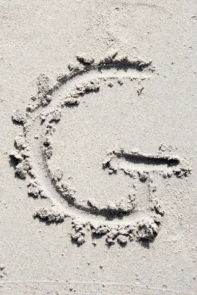 Алфавит песчаного пляжа: буква G — стоковое фото