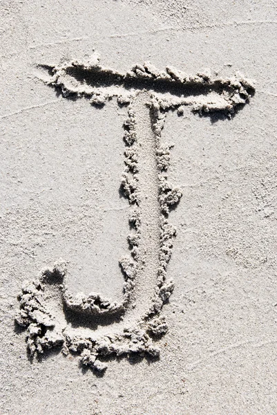 Алфавит песчаного пляжа: буква J — стоковое фото