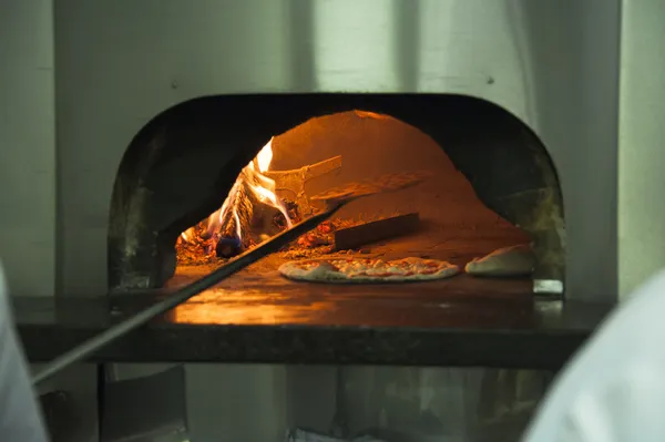 Pizzaofen brennt — Stockfoto