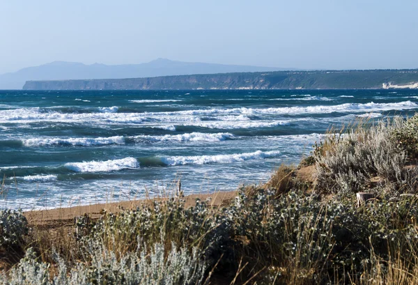Синее море с волнами — стоковое фото