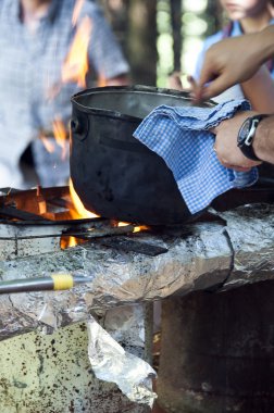 Kamp ateşinde yemek pişirmek