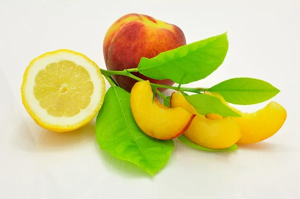 Färska persikor och citron — 图库照片