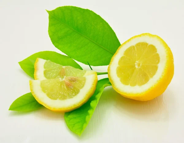 Zitrone und Blätter — Stockfoto