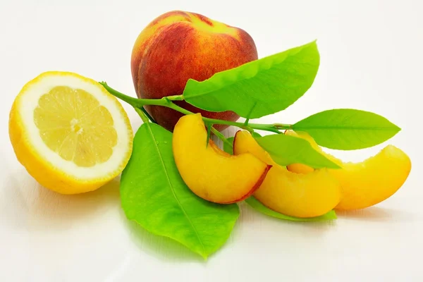 柠檬和桃 — 图库照片