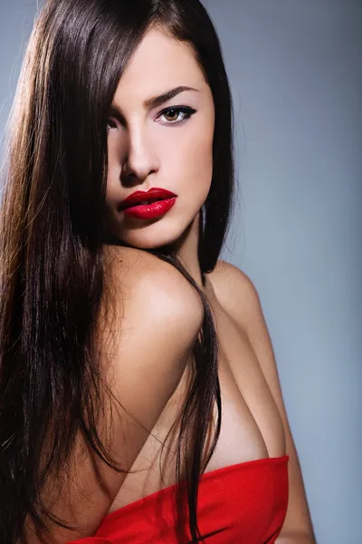 Hosszú haj nő vörös ajkak — Stock Fotó