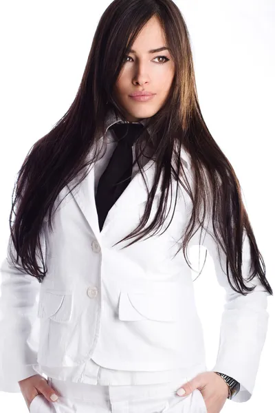 Krásné dlouhé vlasy žena v bílém obleku — Stock fotografie